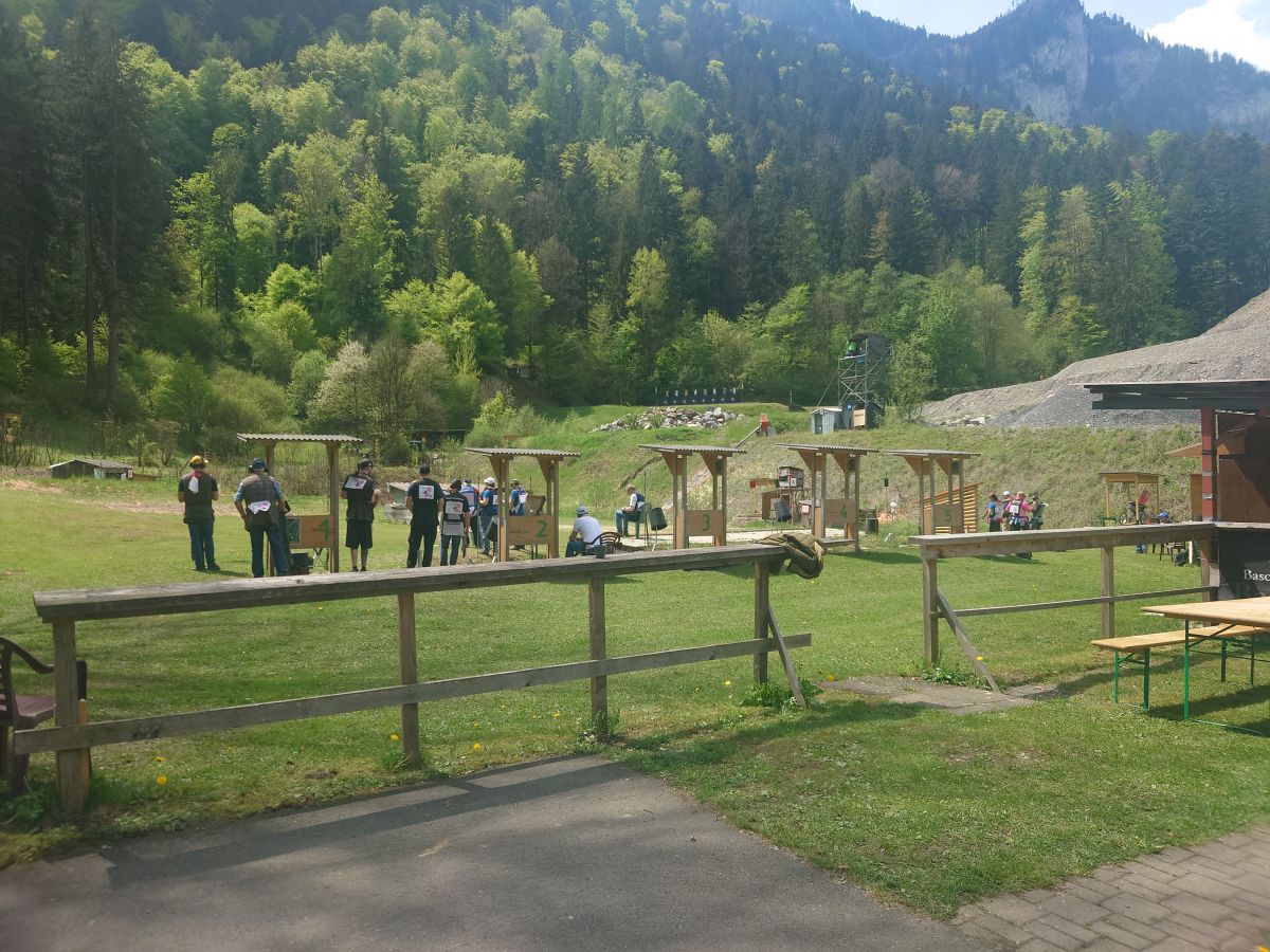 Schützinnen und Schützen an den Ständen der Schiessanlage Krummeney